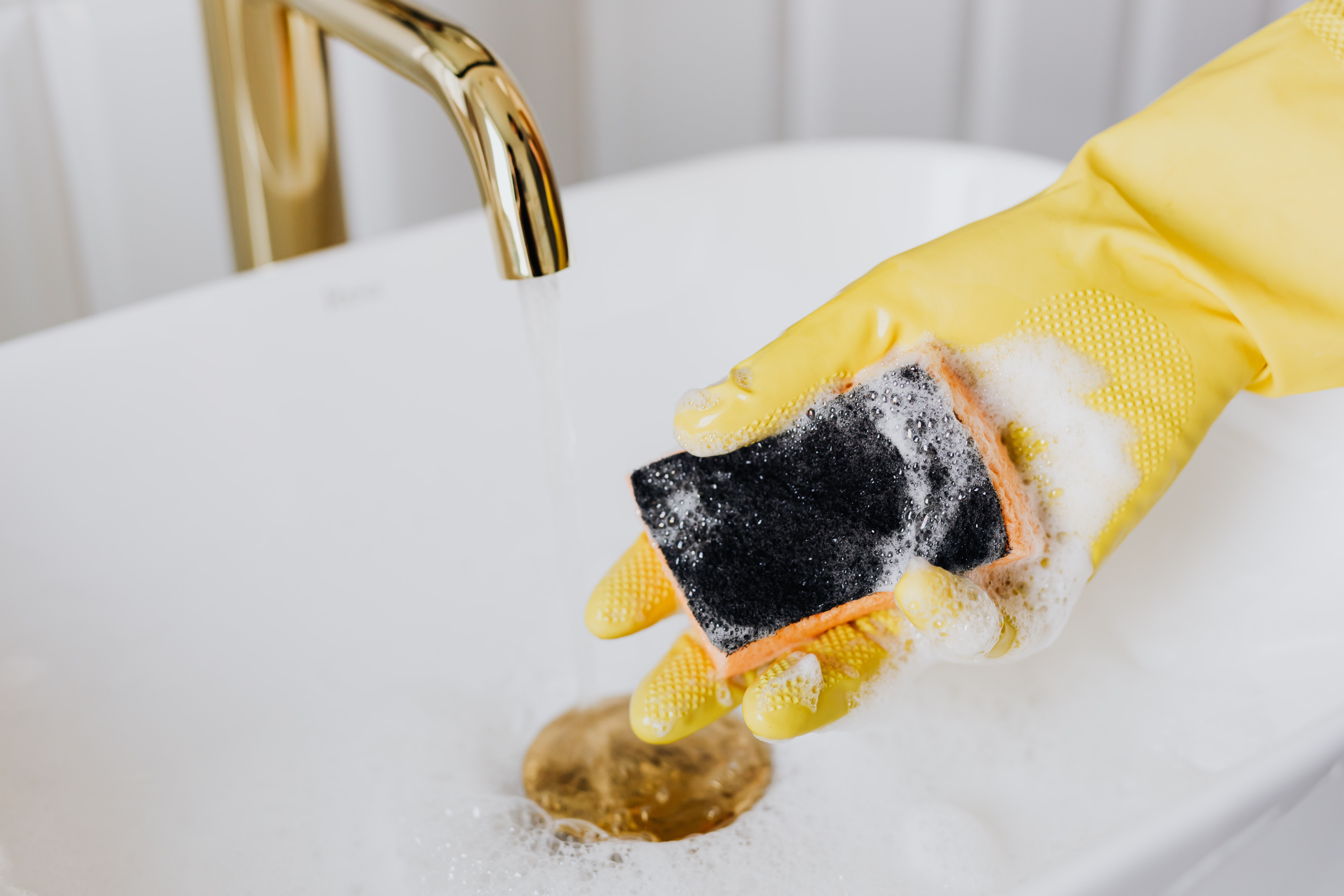 Виниловые можно мыть. Мытье плитки. Мытье кафеля в ванной. Чем помыть кафель в ванной чтобы блестела в домашних условиях. Мытье кафеля красивые картинки.